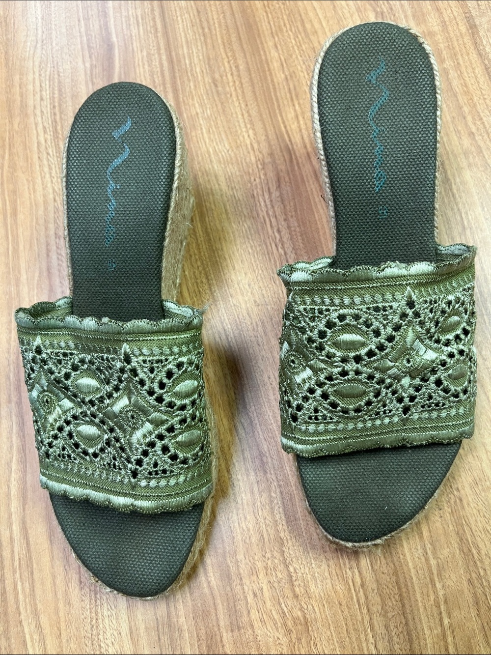 Nina Woven Olive Green wedge Sandals  With Burlap sides  Size 6 Women